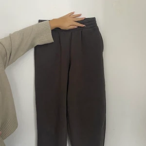 Mjukisbyxor - Trendiga overzised mjukisar från bikbok! Använda fåtal gånger nypris 500kr