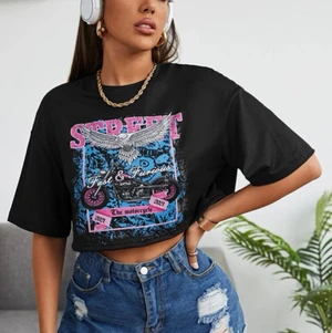 Snygg T-shirt - En jätte fin t-shirt med motorcykel på. Använd 2-3 gånger och är cropad❤️