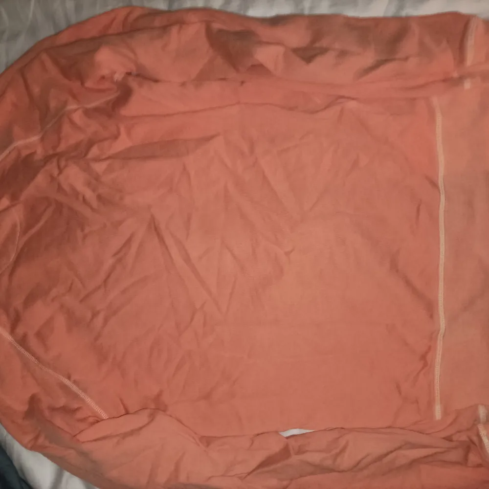 Fin GANT Sweatshirt i använt men fint skick. Inga hål eller liknande. Färgen är orange/peach. Tröjor & Koftor.