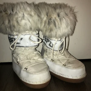 Moon boots fuskpäls vita  - Moon boots storlek 35-38. Ej äkta. Använt skick några fläckar som säkert går att tvätta bort.