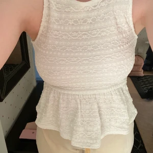 Gulligt linne - Ett vitt gulligt linne med öppning i ryggen, den är inte genomskinlig och säljer den för att jag inte har någon användning av den. Inga defekter och köparen står för frakten💞 Linnet formar sig efter kroppen och passar därför XS-M❤️