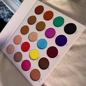 Morphee ögonskuggspalett - En så fin ny ögonskuggspalett. Endast testat dem två skimmerögonskuggorna till vänster i paletten. (Godmom, dancing queen)😊 testad med rengjorda borstar så inga fingrar eller bakterier har varit i paletten!