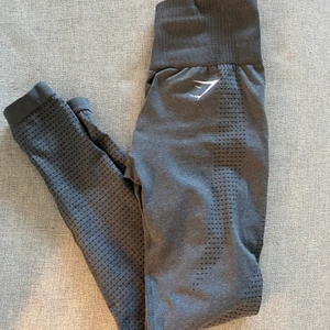 Gymshark Vital Seamless 2.0 - Säljer dessa Vital Seamless 2.0 i färgen Smokey Grey Marl strl XS då dom tyvärr är lite små för mig. Köpte på Plick för någon vecka sen och de är väldigt sparsamt använda och i fint skick, jag har endast provat en gång. 250 kr + 66 kr spårbar frakt.