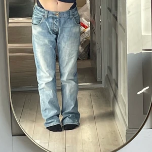 Lågmidjade jeans - Ett par Tvärcoola Lågmidjade jeans från armani. Köpta secondhand men i fint skick förutom lite slitningar längst ner(skriv för bilder). Lite för långa på mig som är 162 men skriv för mått då byxorn är insydda i midjan så de stämmer inte överens med vad som står i byxan. Hör av er vid frågor!