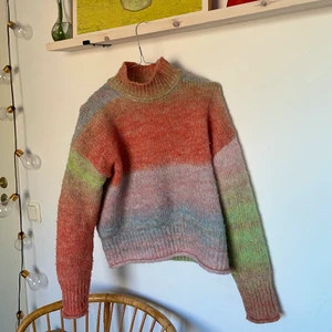 DRÖMMIG STICKAD - DRÖMMIG STICKAD!☁️💕 Så mysig med högkrage! Paketet kommer vara spårbart!