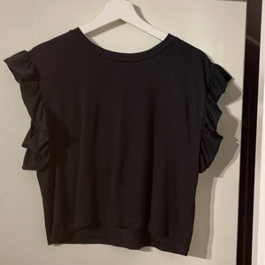 Tröja  - Säljer denna snygga tröja från zara i st S. Säljer för 100kr + frakt 💞