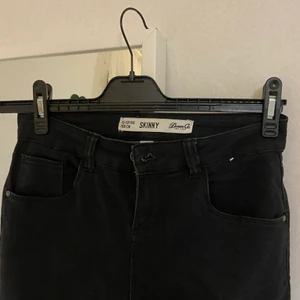 12-13 år, skinny 158cm - byxor/jeans köpt i barnavdelningen men funkar utmärkt för ungdomar/vuxna skulle säga att den är i storlek S, använt 1 gång men då dom är för korta så säljs dom 