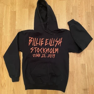 Billie Eilish merch - Hoodie - Äkta Billie Eilish merch i fint skick. Såld i samband med hennes konsert på Lollapalooza 2019. Storlek S. Frakt tillkommer.