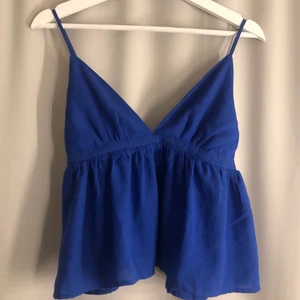 Trendig topp från bikbok strl s - Trendig topp från bikbok strl s passar även xs berors på hur man vill att det sitter! Dm för fler bilder💞