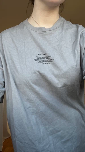 Grå t-shirt - En cool t-shirt ifrån h&m aldrig använd den är oversize köpt på killavdelningen 