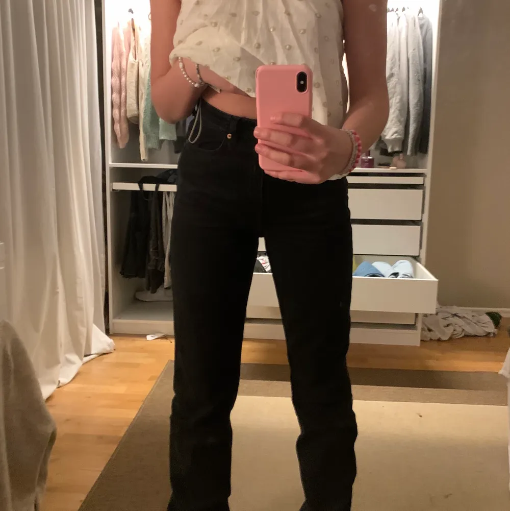  Jättefina jeans från Weekday använda två gånger och i bra skick! Modellen på jeansen är rowe och dom är i storlek 27/32 och sitter superfint på mig som i vanliga fall har 36/38 i jeans!. Jeans & Byxor.