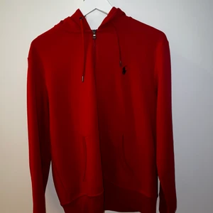 Ralph Lauren zip hoodie storlek M - Storlek Medium. Använd fåtal gånger. Nypris 1600kr 