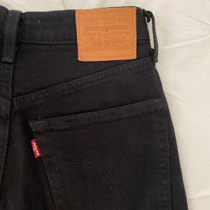 Svarta Levis jeans i modellen ”ribcage straight”. Storlek W25 L27. Inga slitage och därför i nyskick. Köparen står för frakt