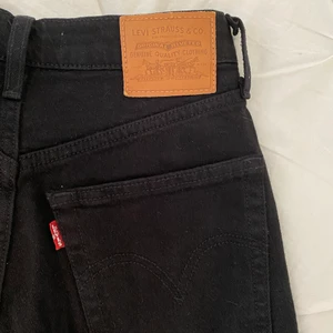 Levis jeans - Svarta Levis jeans i modellen ”ribcage straight”. Storlek W25 L27. Inga slitage och därför i nyskick. Köparen står för frakt
