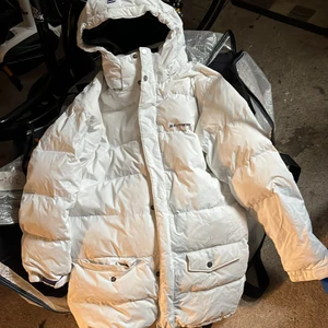 Vit parkas  - Vit tjock parkas från Everest. Den är åtdragbar och har både dragkedja och knappar. Mycket fint skick och ren. Storleken är 164 men passar mig som är en XS-S