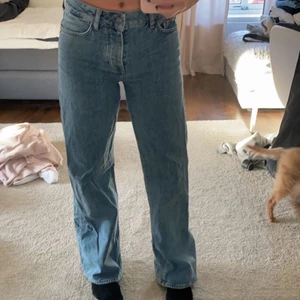 Karve jeans  - Blåa jeans från KARVE som jag köpt på Carlings för ca 699kr. De är i storlek xs men passar mig som har s i vanliga fall. Använda ett fåtal gånger och därför i nyskick. Köparen står för frakt