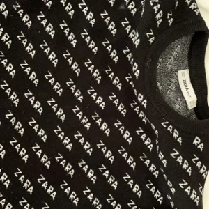 Zara tröja - Cool tröja från zara!! Använd få gånger💕💕