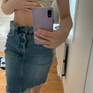 jeanskjol - Snygg jeanskjol som är insydd i midjan, lite längre i modellen och sitter super snyggt. Bekväm att ha på dig och trivs verkligen i den. 💕 80 + frakt 