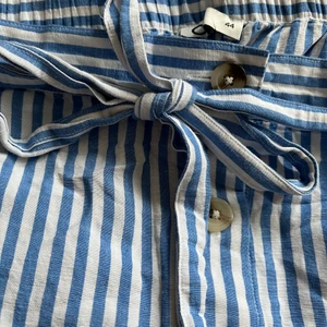 Mid skirt, strl. 44 - Medellång kjol från Cubus, strl. 44. Vitblå randig med ett superfint band runt midjan. Endast använd fåtal gånger. Sorry för skrynklet 😂 