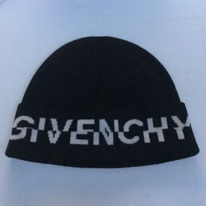 Givenchy Mössa - Svart Givenchy mössa som jag använt typ 10 gånger. Den har inga fläckar eller skador. Original pris runt 2100.