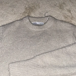 Stickad tröja  - Jätte fin stickad tröja från zara. Endast använd 1 gång. Modellen är lite kort men inte magtröja. Färgen är ljus grå💕 Köpt för 299. (Andra bilden är tagen & tredje är tröjan fast en annan färg då denna hör slut såld) 