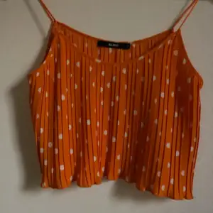 Ett oranget linne perfekt till sommaren. Säljer pga inte kommit till annvändning. Toppen är i nyskik annvät en gång:) Skriv om ni vill ha fler billder. Frakt tillkommer