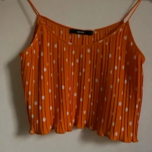 Bik Bok linne stl: S - Ett oranget linne perfekt till sommaren. Säljer pga inte kommit till annvändning. Toppen är i nyskik annvät en gång:) Skriv om ni vill ha fler billder. Frakt tillkommer