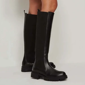 Läderstövlar från nakd  - Snygga svarta läderstövlar från nakd storlek 37 resår på sidorna endast använda 3 gånger så mycket fint skick ordinarie pris 1299kr 