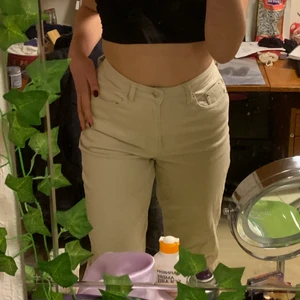 Trendiga beige byxor, buda  - Knappt använt 