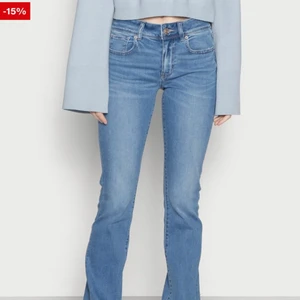 Lågmidjade jeans  - Säljer dessa super snygga lågmidjade jeans från zaland. Dom är helt slutsålda i alla storlekar. Säljer pga kommer inte till användning. Skriv för egna bilder