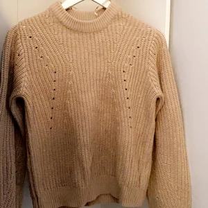 Stickad tröja - En beige stickad tröja från Gina tricot (den andra bilden visar färgen väldigt bra). Knappt använd