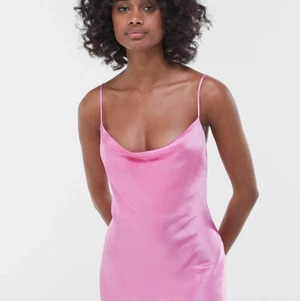 Festklänning  - Rosa festklänning från Bershka endast använd en gång💕