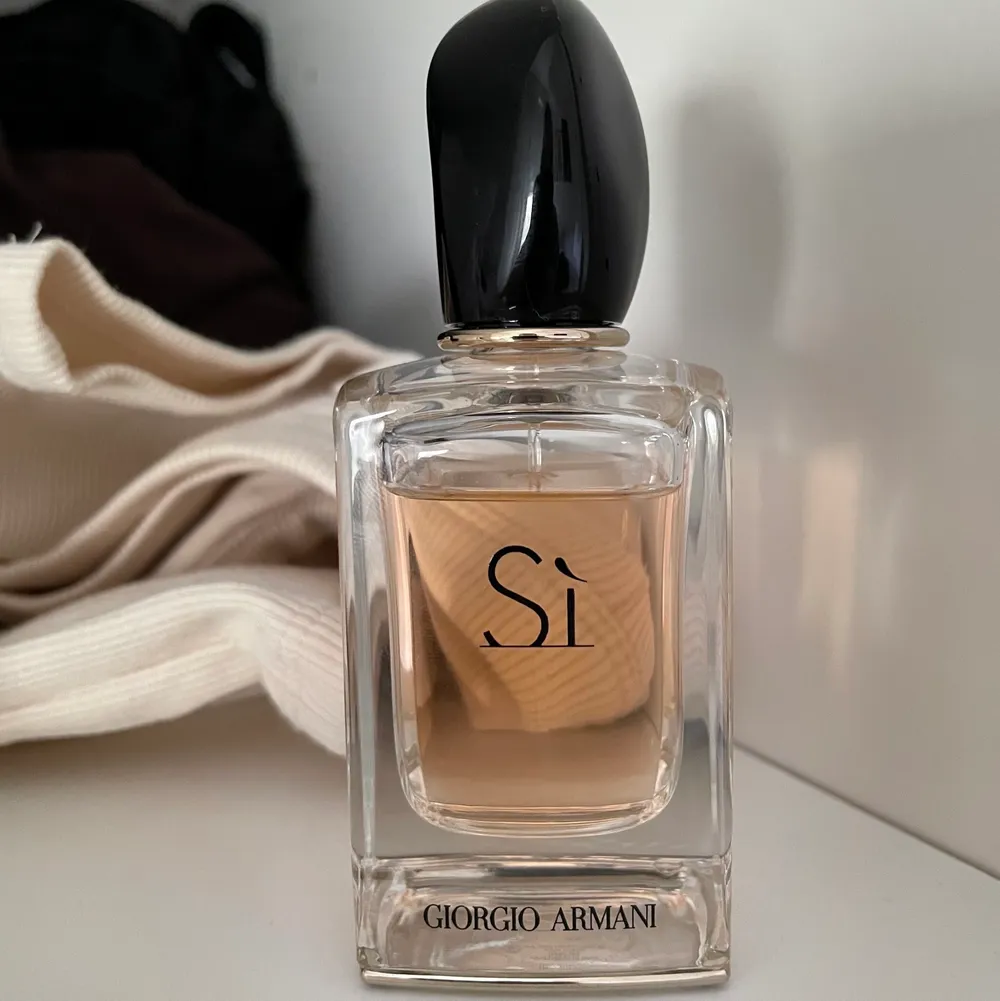 Giorgio Armani Sí Eau de Parfum 50ml ✨ på första bilden ser man hur lite den är använd. Doftar magiskt! Köpt på nordicfeel för 949:- 🤍  självklart helt äkta💛. Accessoarer.