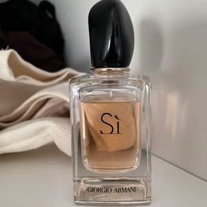 Giorgio Armani Sí Eau de Parfum 50ml ✨ på första bilden ser man hur lite den är använd. Doftar magiskt! Köpt på nordicfeel för 949:- 🤍  självklart helt äkta💛