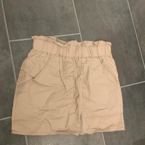Kjol stlk L - Kjol från märket VILA, stlk L, för stor för mig. Nästan helt oanvända. Skrynklig på bilden pga att den har varit ihopvikt i källaren. 
