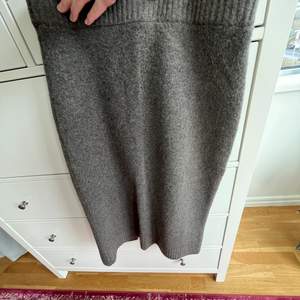 Superfin stickad kjol från H&M som endast är använd ett fåtal gånger. I superskönt material känns nästan som att ha på sig en filt! Samt med en fin slits bak som en fin detalj. 