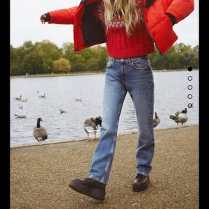 Zara jeans  - Säljer dessa slutsålda zara jeans då de är lite små på mig, endast provade. Storlek 34, köparen står för frakten✨