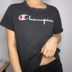 Svart champion t-shirt - Så skön och bra skick! Använt 2-3 gånger. Säljer för 99kr + frakt. Storlek S/M