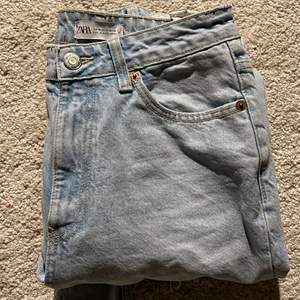 Zara mom jeans med hål i, nya och oanvända. De är i storlek 36 och de är klippta nertill. Jättefina jeans men tyvärr så kommer de inte till användning🤎 (skriv för mer bilder privat)