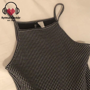 Halter neck klänning - Halter neck klänning med små hjärtan i strl 32. Säljs av Rytmus Stockholms Elevkår, alla kläder som säljs har skänkts utav elever på Rytmus och de pengar som samlas in från klädinsamlingen ges oavkortat till WWF. Ta chansen och köp fina kläder second hand och bidra på samma gång till att bevara miljön!