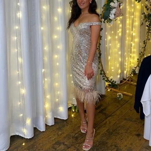 Klänning  - Klänningen är endast använd en gång, Pris går bra att diskutera!🥰 Skickar gärna fler bilder! Stad: Helsingborg (kan fraktas) Storlek: Passar både xs & s