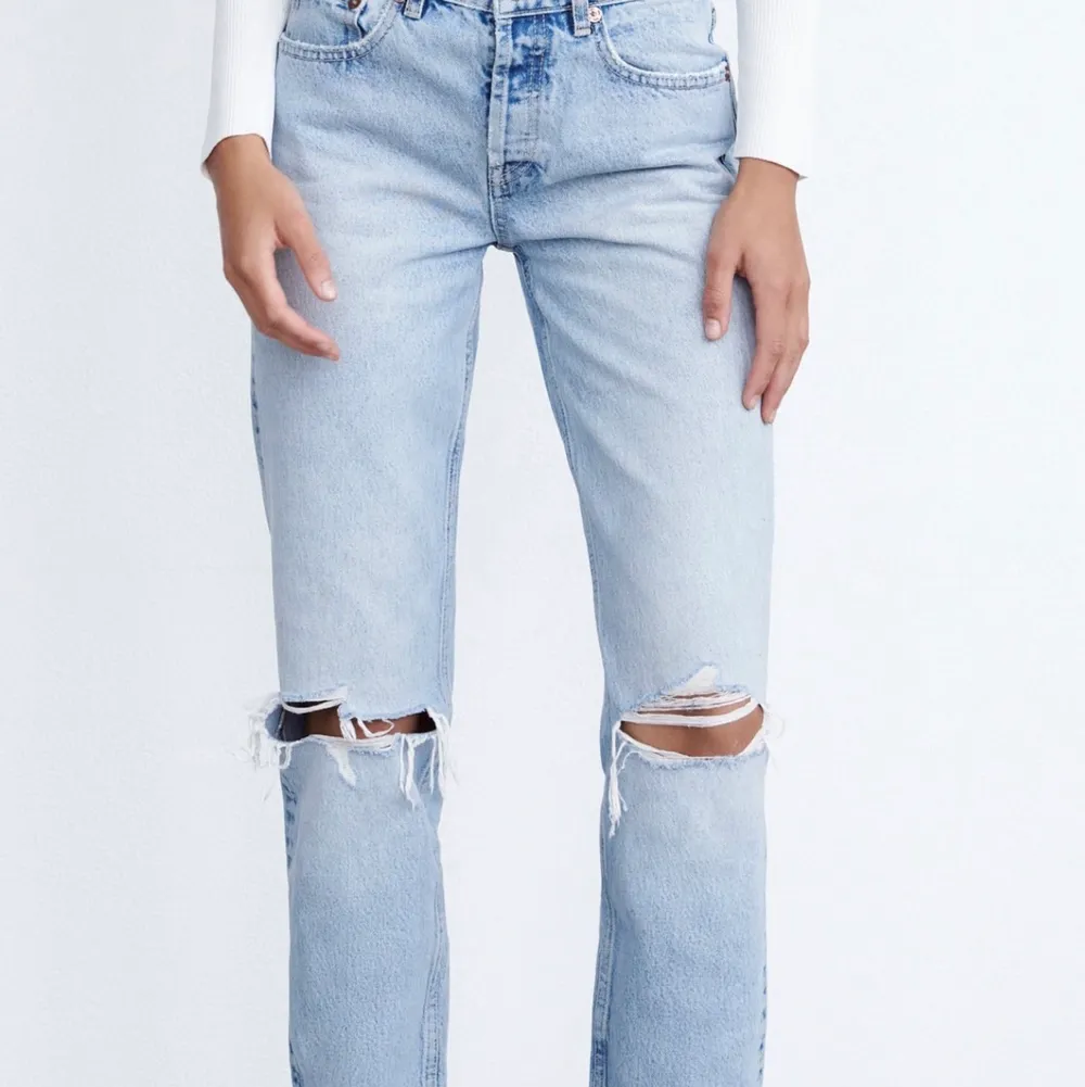 Helt nya jeans från Zara stl 36 men skulle kunna passa stl 34 för dom är små i storleken. . Jeans & Byxor.