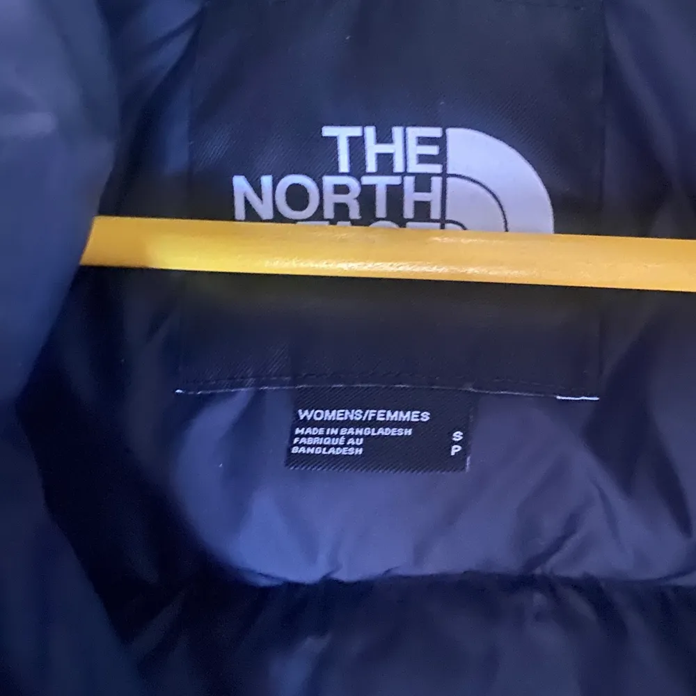 Säljer min North Face jacka i storlek S. Köpte den på plick från en annan tjej förra året samt använde jag den en del under hela vintern därav välanvänd. Orginalpris på den var runt 2000kr. En fläck på ena ärmen från förra ägaren. Kostnad för frakt tillkommer. Kontakta mig för mer info! . Jackor.