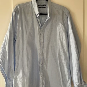 Ljusblå skjorta  - En väldigt ljusblå skjorta ! Sitter avslappat och perfekt till sommaren <3 