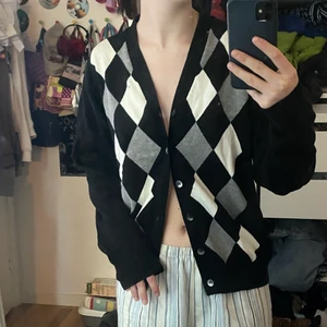 Trendig kofta med rutor! - Jättefin och trendig kofta från Batistini, storlek S. Tror att den är i herrmodell så lite åt oversize hållet vilket gör att den sitter otroligt bra! 60kr + 52kr frakt = 112kr totalt eller mötas i uppsala!