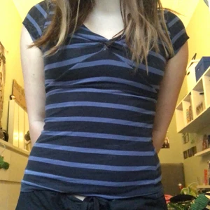 Blårandig topp - Snygg blårandig topp i y2k stil. Säljer då den sitter lite tajt på mig :( superfin passform och åtsittande. Är i s men kan passa M men då sitter den lite tajtare.  Köparen står för frakten men möter annars upp på tc eller söder :)🌟