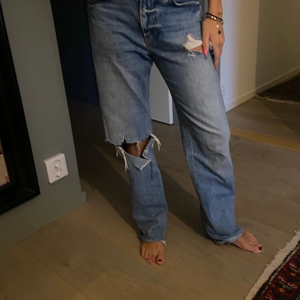 Säljer mina absolut favorit Zara jeans som passar till allt!! Väldigt populära och säljs inte längre.De är mid/low waist, och i den perfekta jeans modellen😍! Kontakta mig vid frågor osv!❤️‍🔥 OBS, fraktar endast! !!!Första bilden är lånad‼️. Jeans & Byxor.