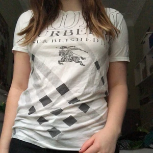 Burberry tröja - Fint vit tröja med mönster i y2k stil ! Har inga lappar men skulle säga att storleken är S-L beroende på om man vill ha den mer tajt eller oversized! Köparen står för frakten men möter annars upp på tc eller söder :)🌟
