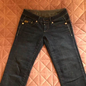 Lågmidjade jeans G-star - Lågmidjade jeans från G-star. Fint skick men är inte min storlek. :( köpare står för frakt