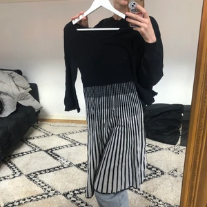 Stickad klänning  - Stickad vintage klänning i svart och vitt